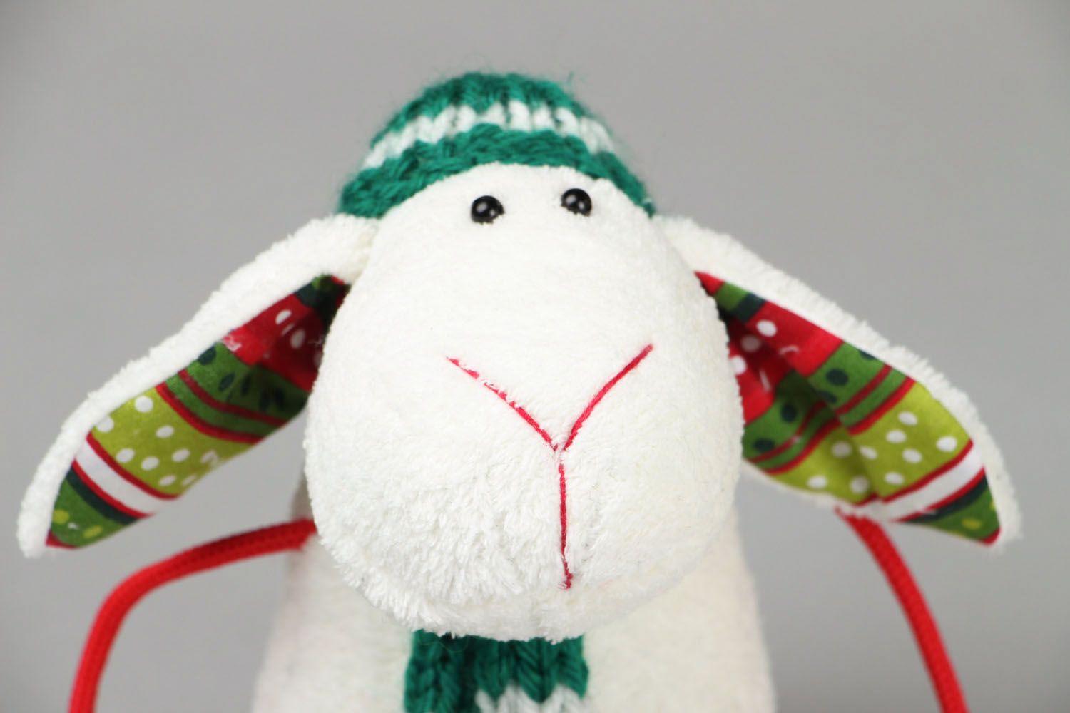 Текстильная игрушка в виде овечки фото 2