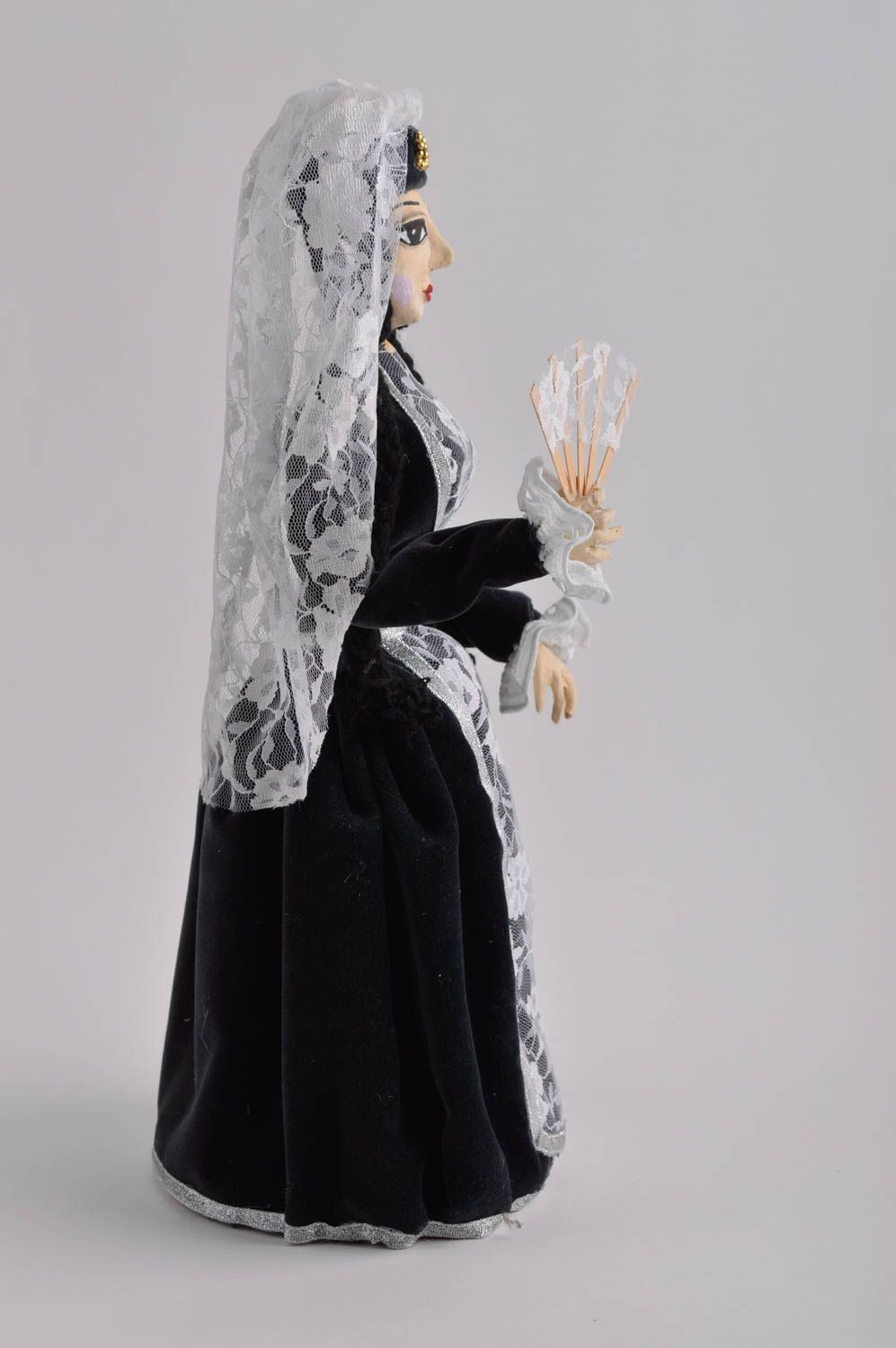 Poupée décorative fait main Jouet pour enfant Femme en robe noire Déco maison photo 3