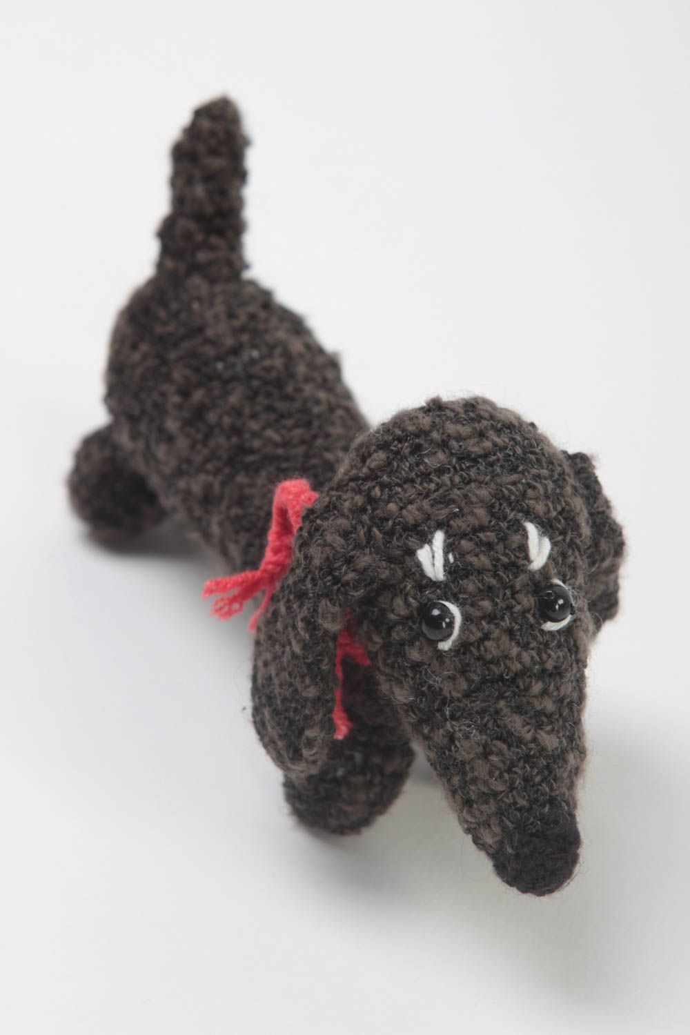 Peluche chien fait main Jouet enfant Cadeau original foncé insolite tricoté photo 2