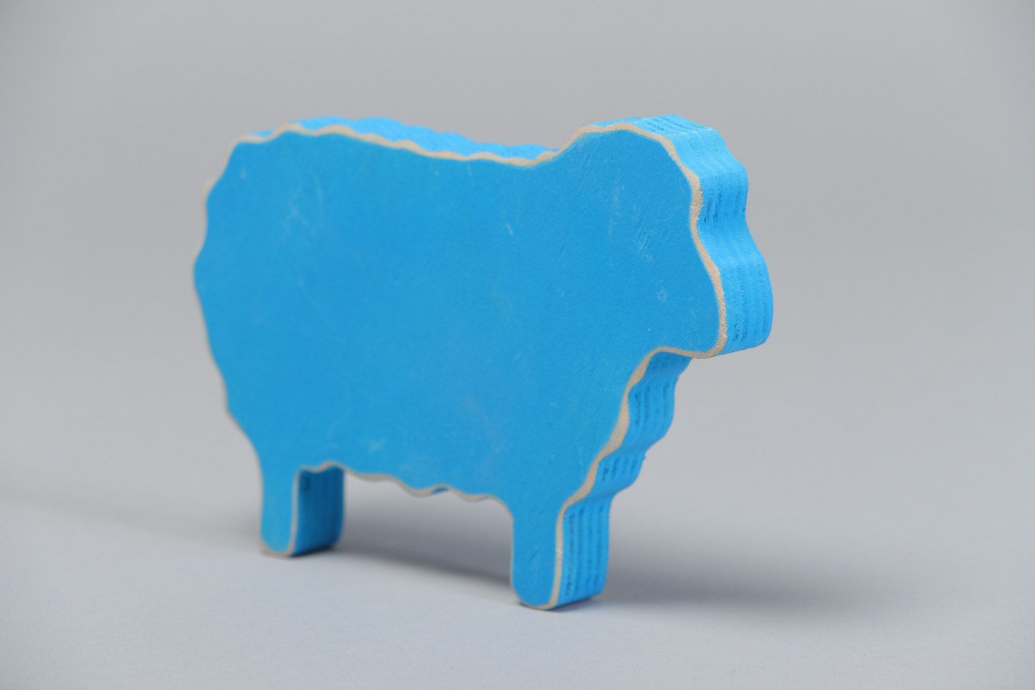 Petite figurine plate en bois peinte bleue faite main en forme de mouton photo 2