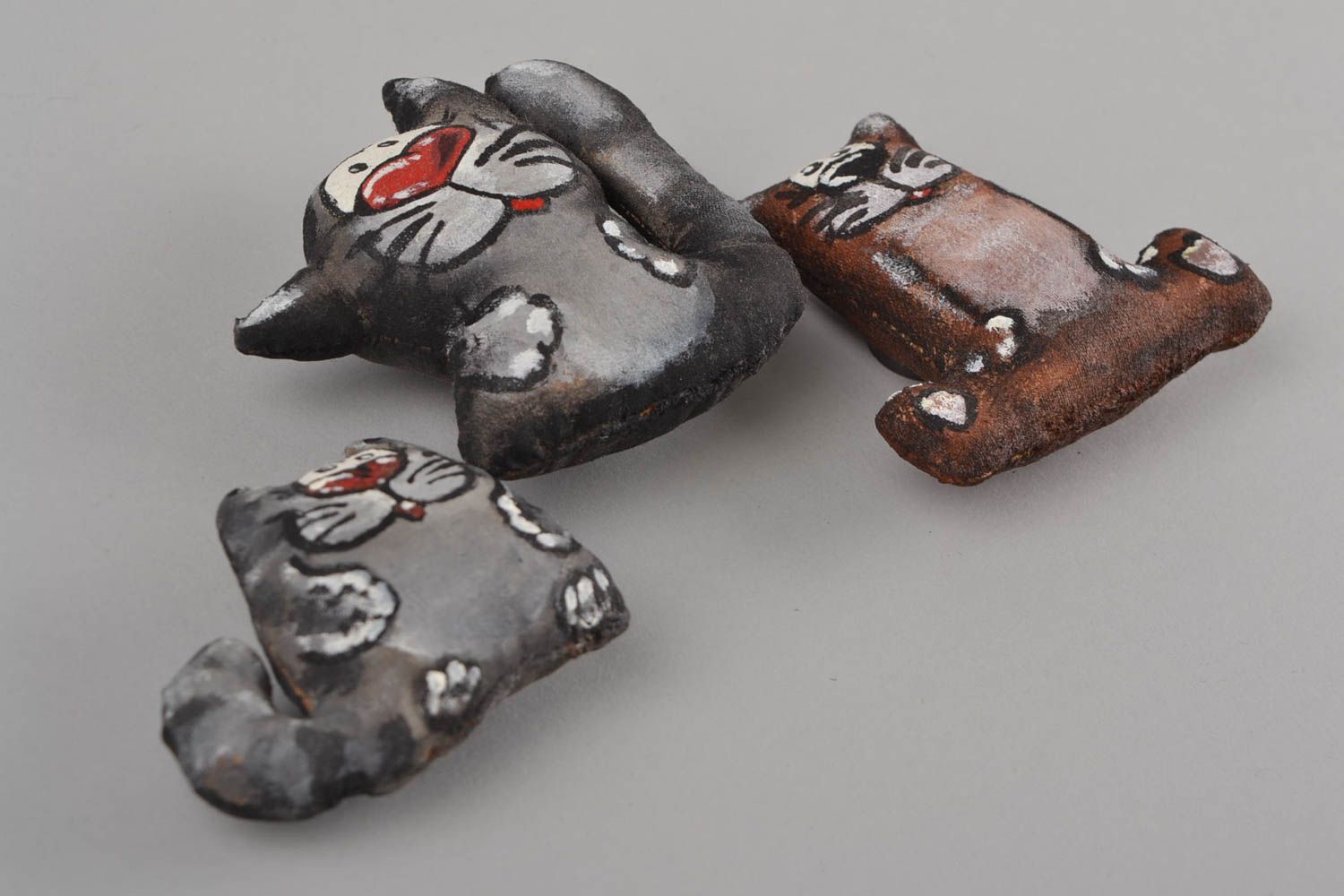 Magnets frigo faits main décoratifs en tissu en forme de chats 3 pièces  photo 3