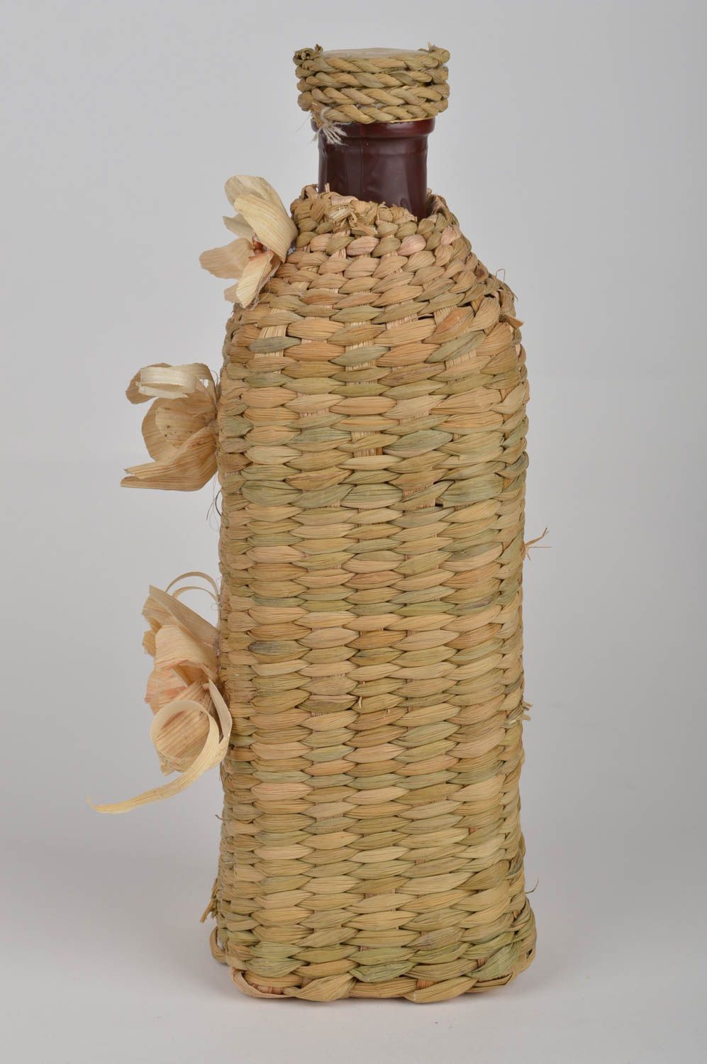 Стеклянная бутылка оплетеная кукурузными листьями с цветами для декора дома фото 3