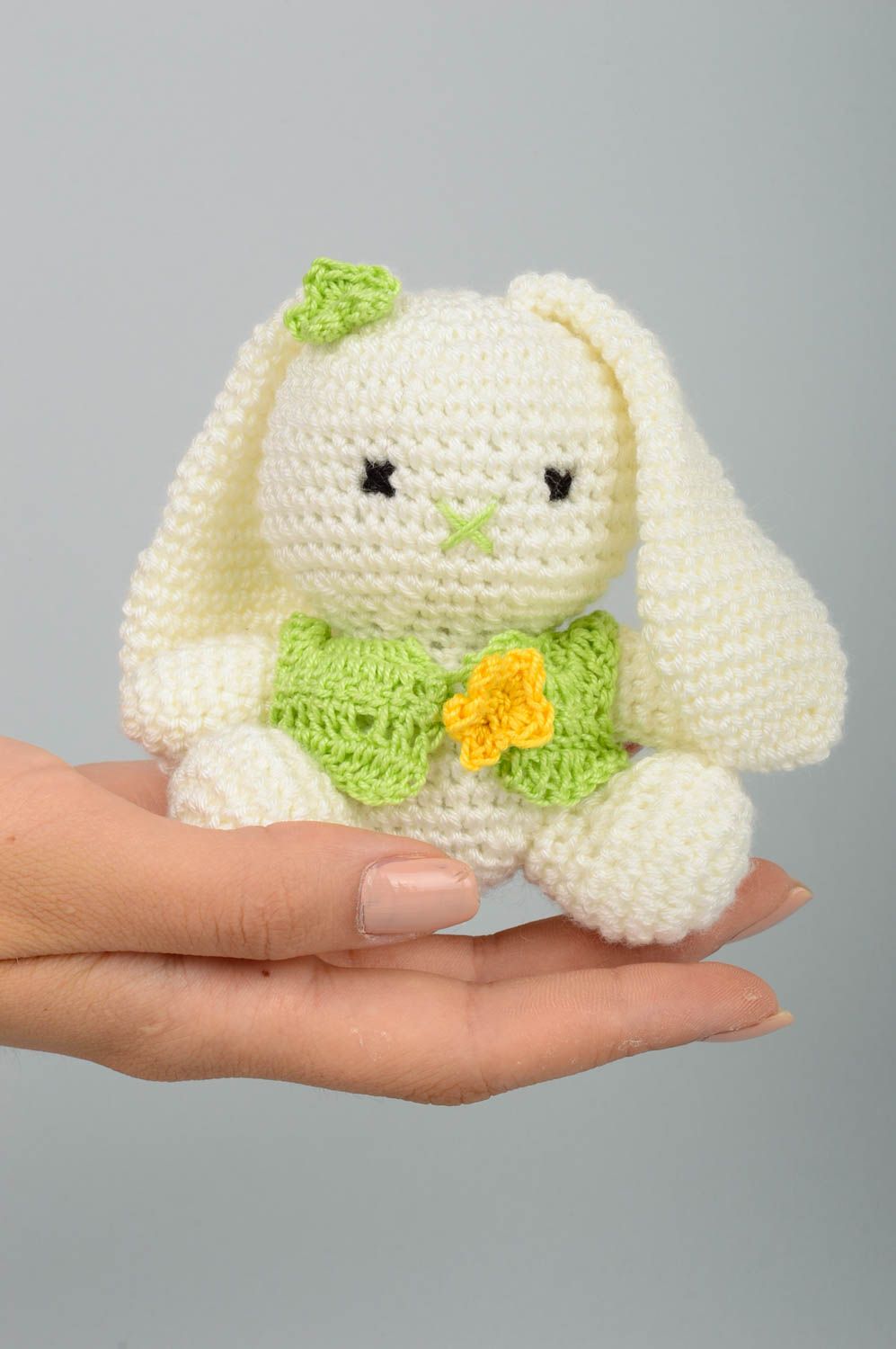 Jouet lapin Peluche faite main blanche en fils acryliques Cadeau enfant photo 2