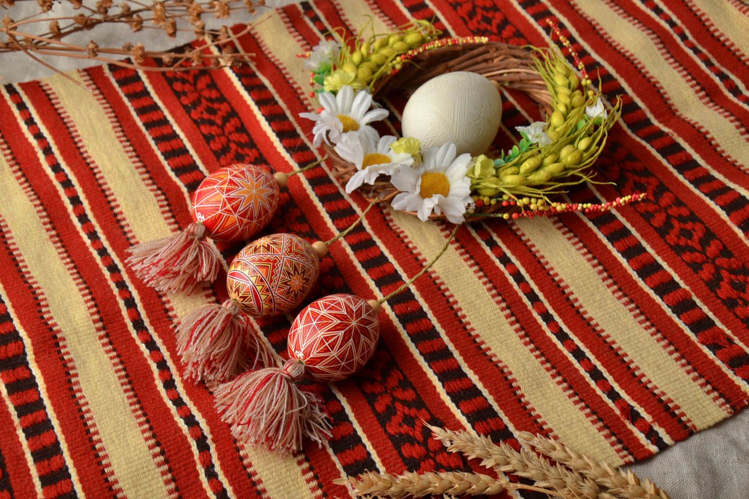 Suspension décorative avec œufs peints d'oie et de poule faite main de Pâques photo 1