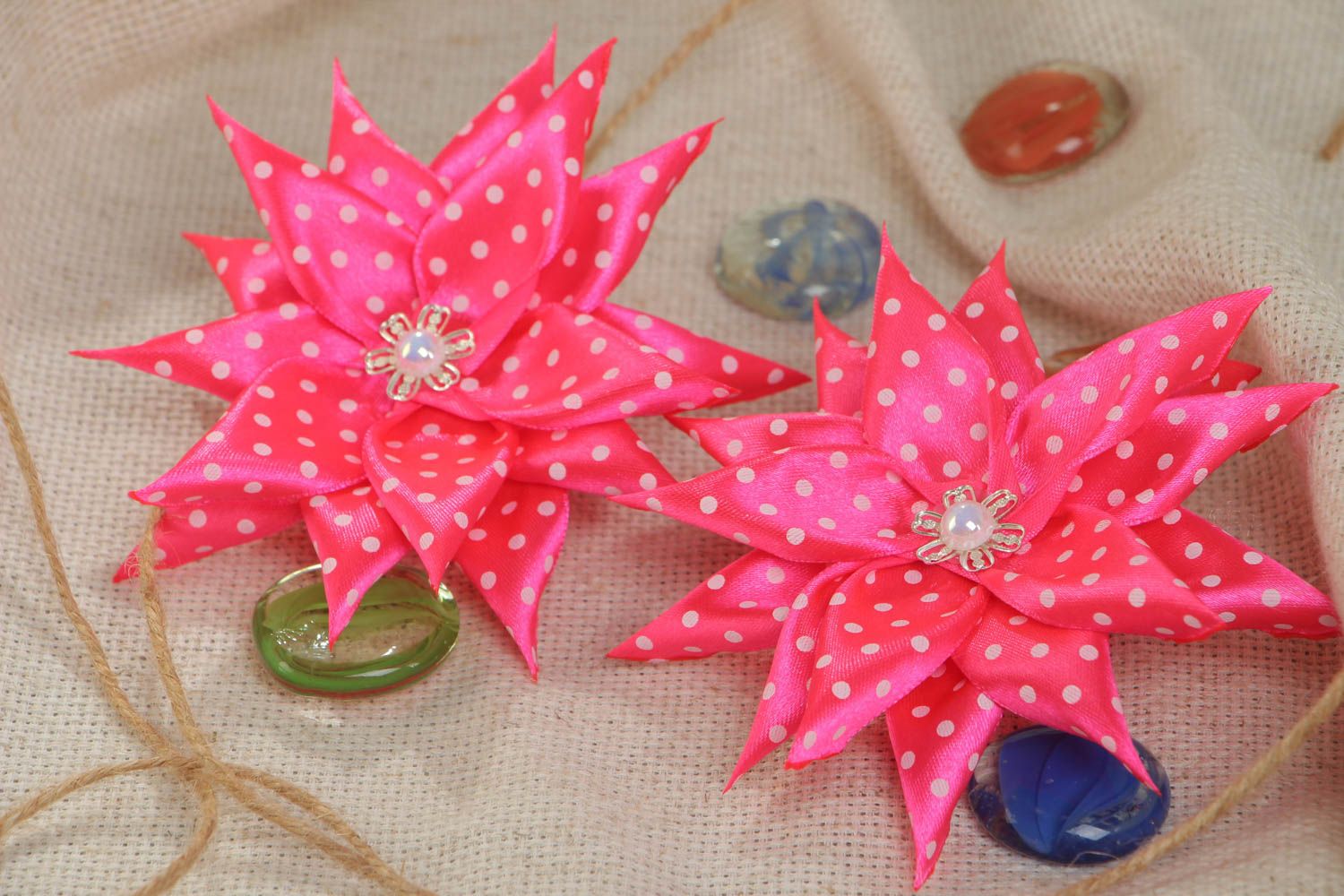 Blumen Haargummi Set aus Atlasbändern handmade in Form von rosa Blumen 2 Stück foto 1