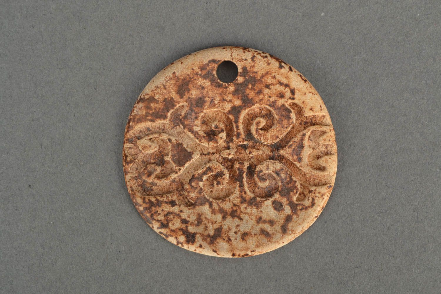 Runder Anhänger aus Keramik Antike Münze foto 3