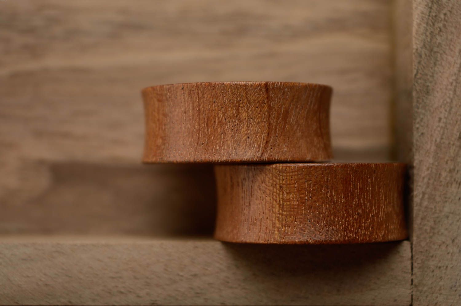 Piercing plugs faits main originaux en bois accessoires avec gravure Ancres photo 2