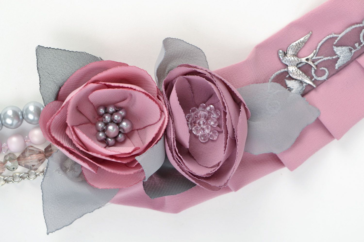 Gros collier en satin couleur mauve de design fait main fleurs Églantine  photo 4
