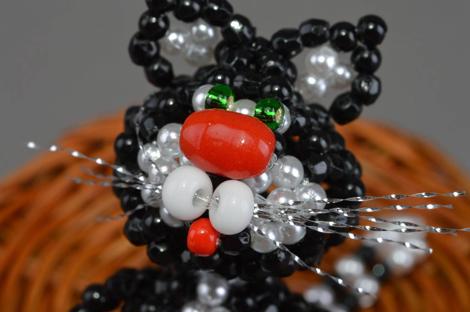 Statuette chat décorative en perles de rocaille originale faite main noir blanc photo 4
