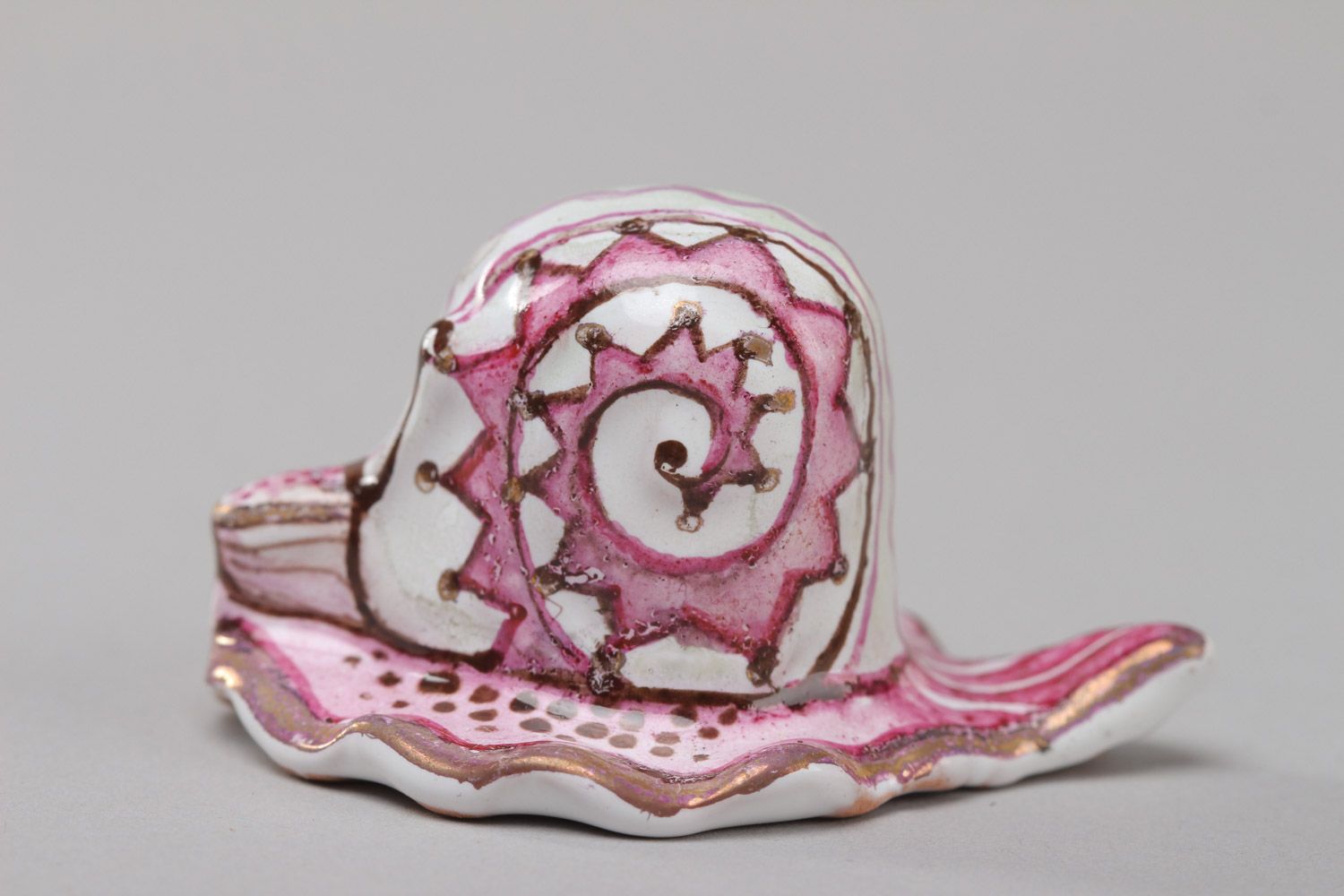 Необычная статуэтка в виде улитки из глины расписная ручной работы розовая фото 2