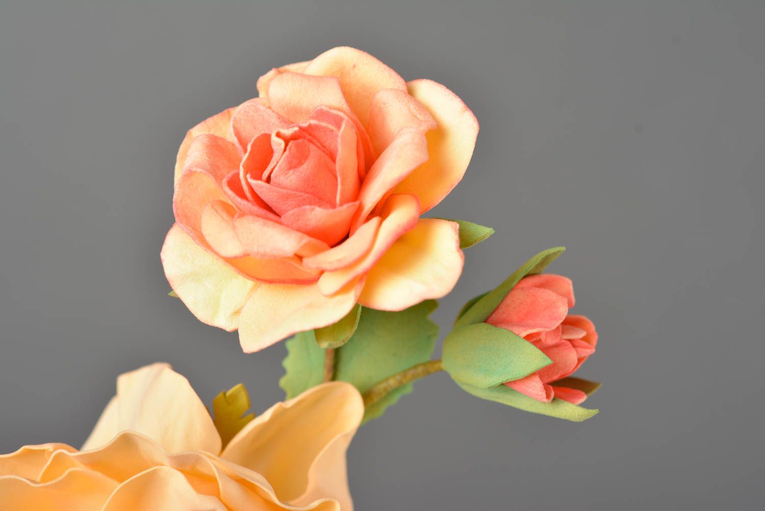 Handgemachte Brosche mit Blumen aus Foamiran orangefarbene Rosen fraulich schön foto 5
