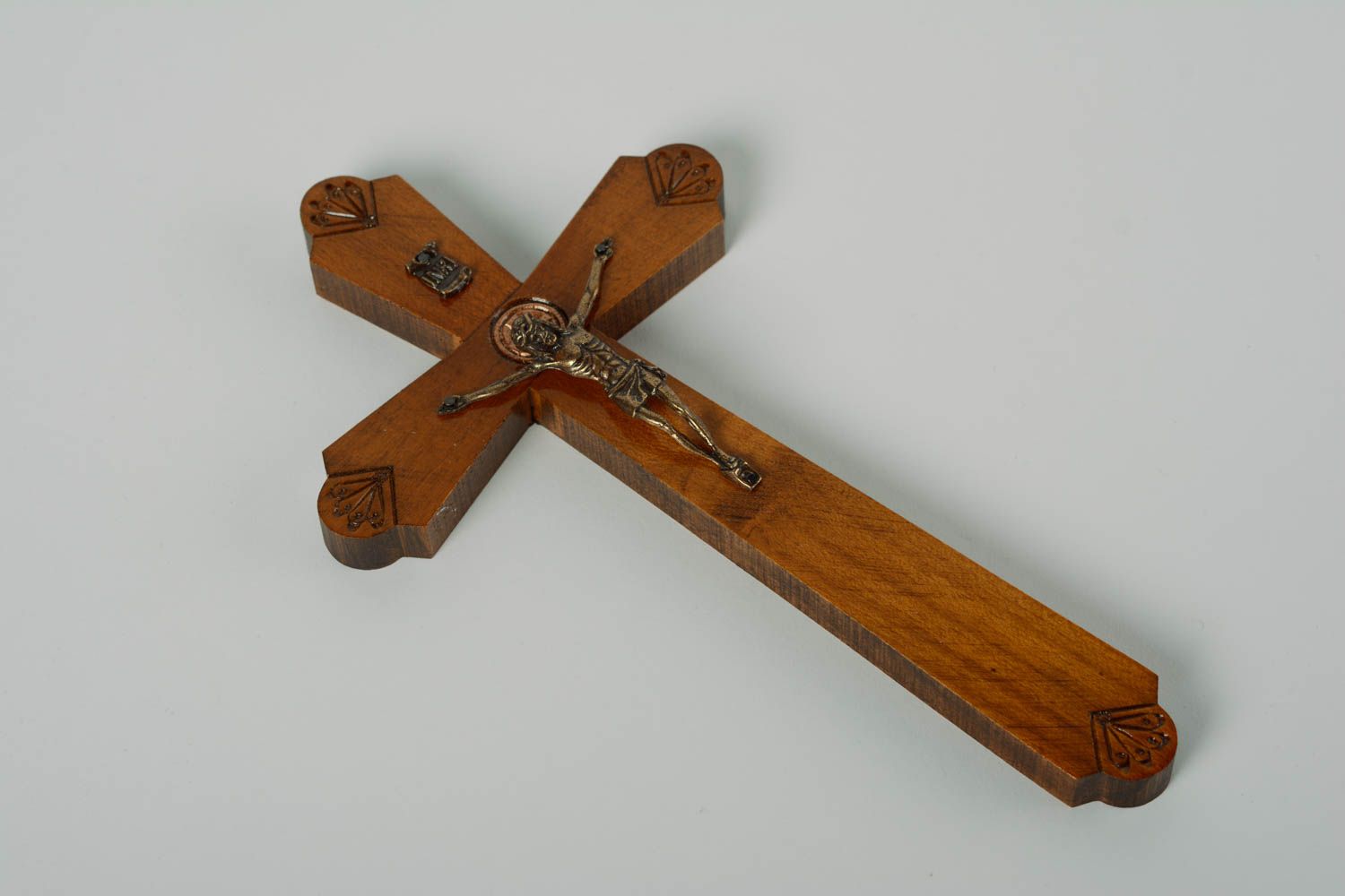 Деревянный крест ручной работы с распятием настенный красивый авторский фото 1