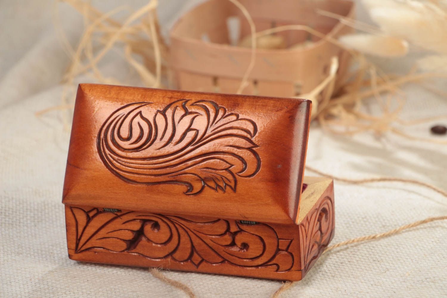 Joyero artesanal rectangular tallado de madera con ornamento  foto 1