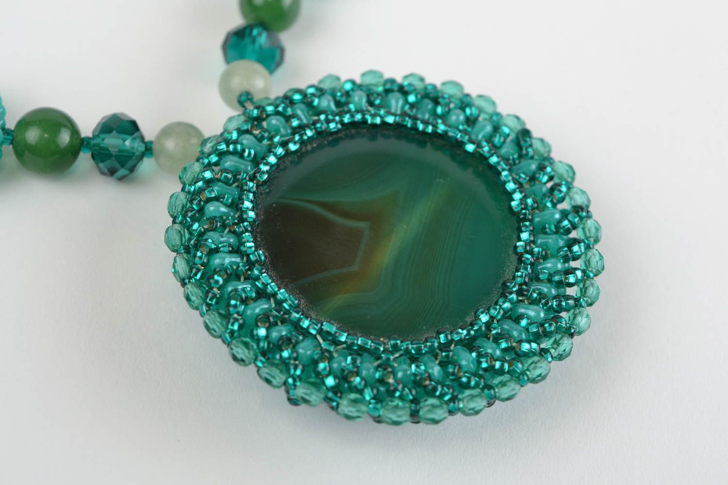 Collier en perles de rocaille et pierres avec pendentif rond fait main vert photo 3