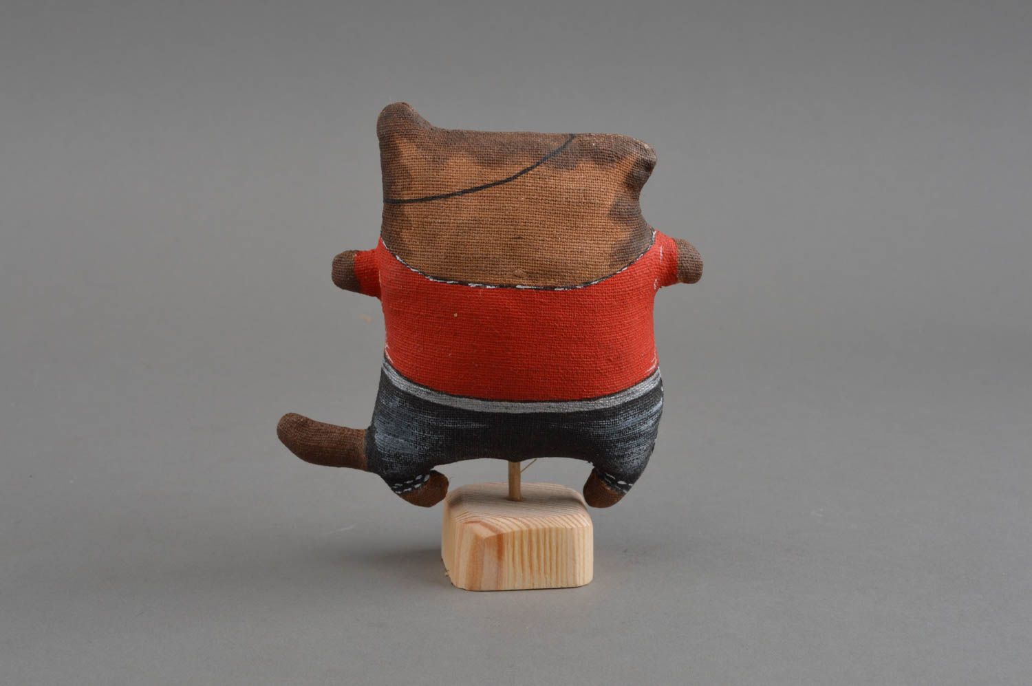 Мягкая интерьерная игрушка кот ручной работы на подставке симпатичная Пират фото 4