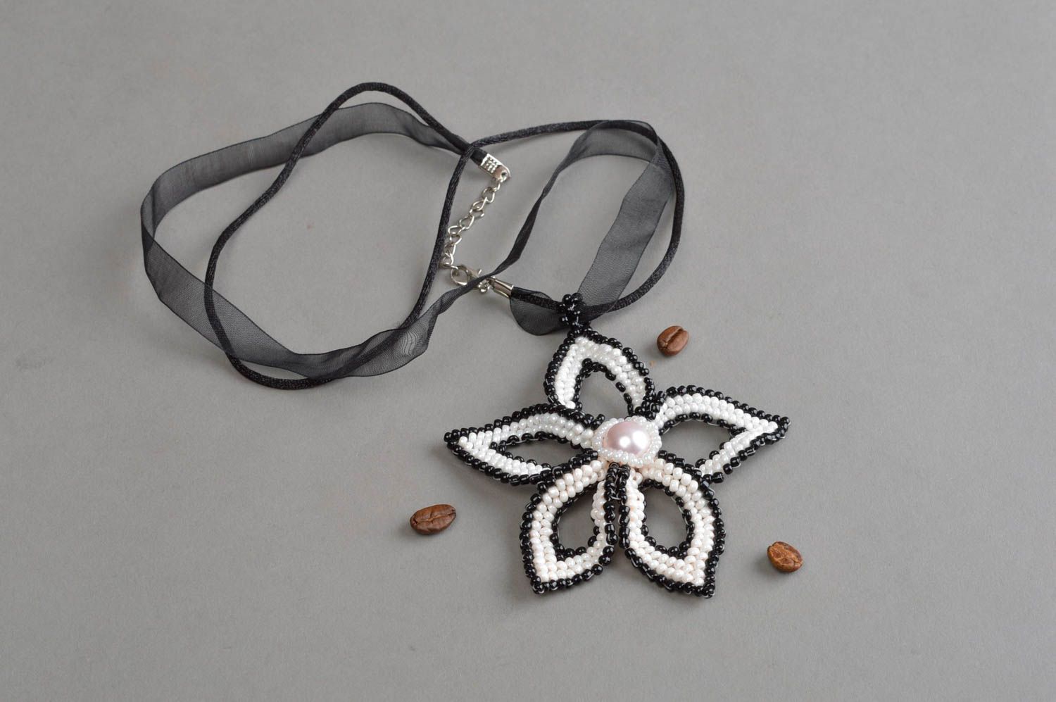 Pendentif fleur Bijou fait main perles rocaille ruban Accessoire femme design photo 1