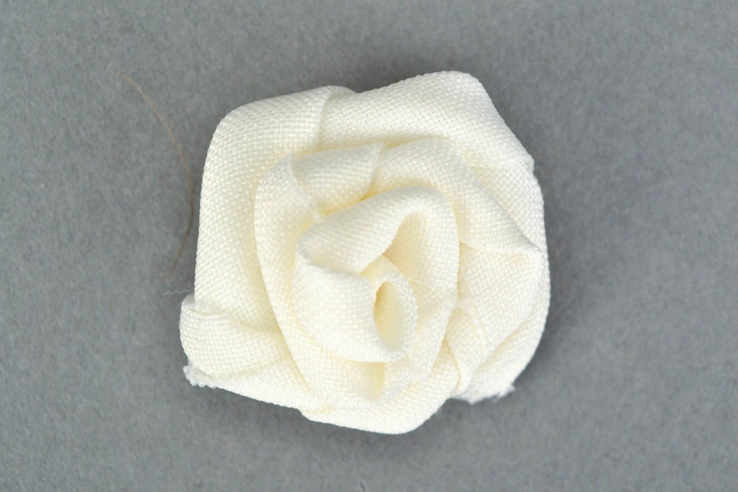 Rose en tissu blanche faite main ébauche de barrette ou broche pratique photo 1