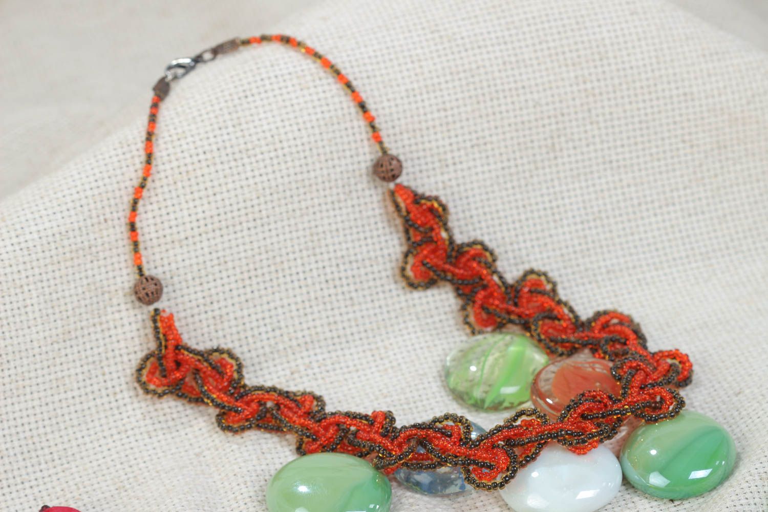 Плетеное ожерелье из бисера ручной работы нарядное красивое длинное интересное фото 1