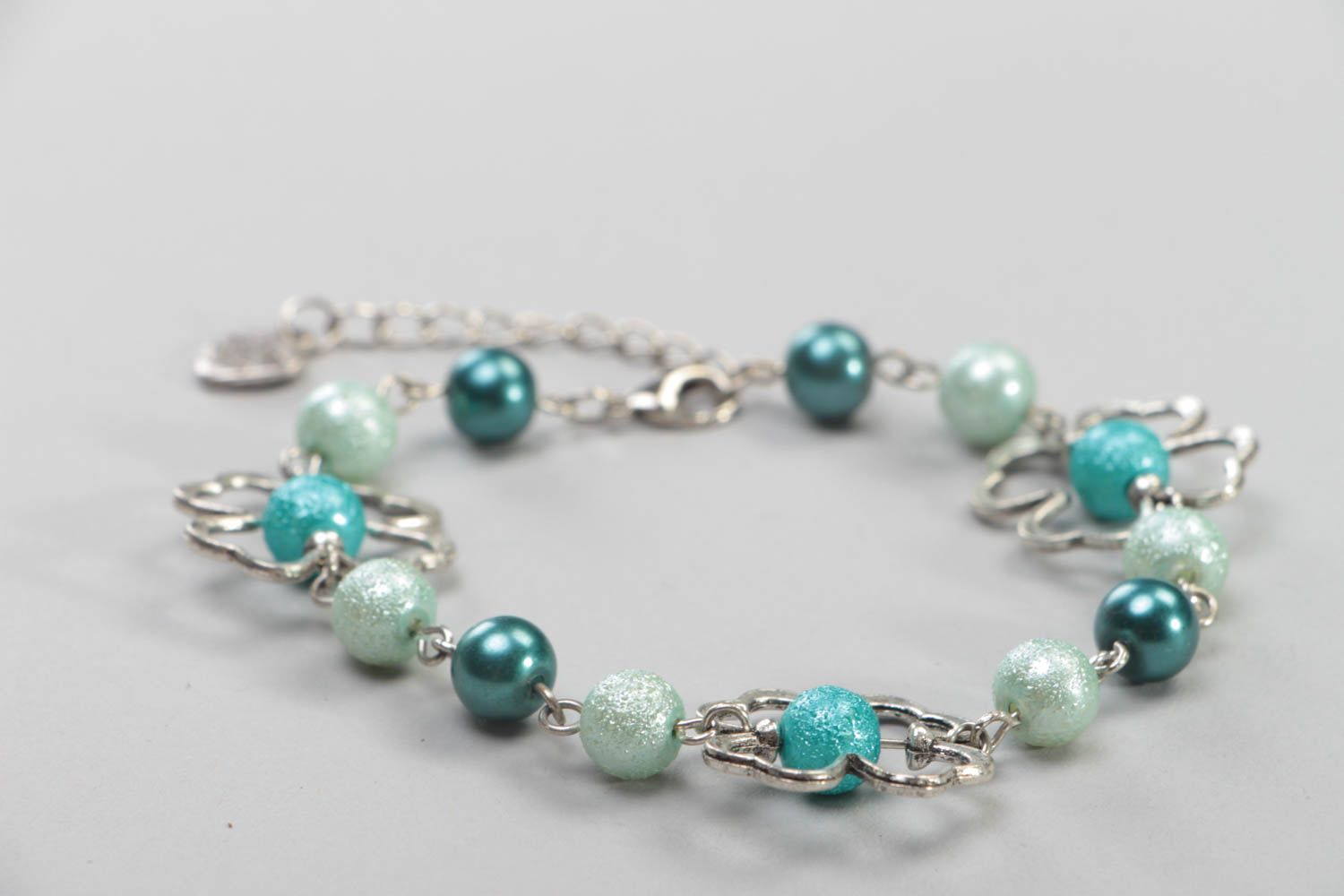 Bracelet en perles céramiques et acier fait main bleu ciel avec fleurs délicat photo 1