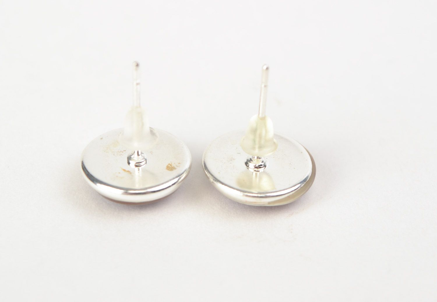 Handmade round stud earrings with dried flowers coated with jewelry resin photo 5