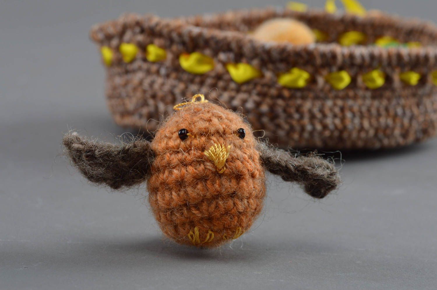 Jouet tricoté original fait main petit pour enfant en forme de moineau brun photo 3
