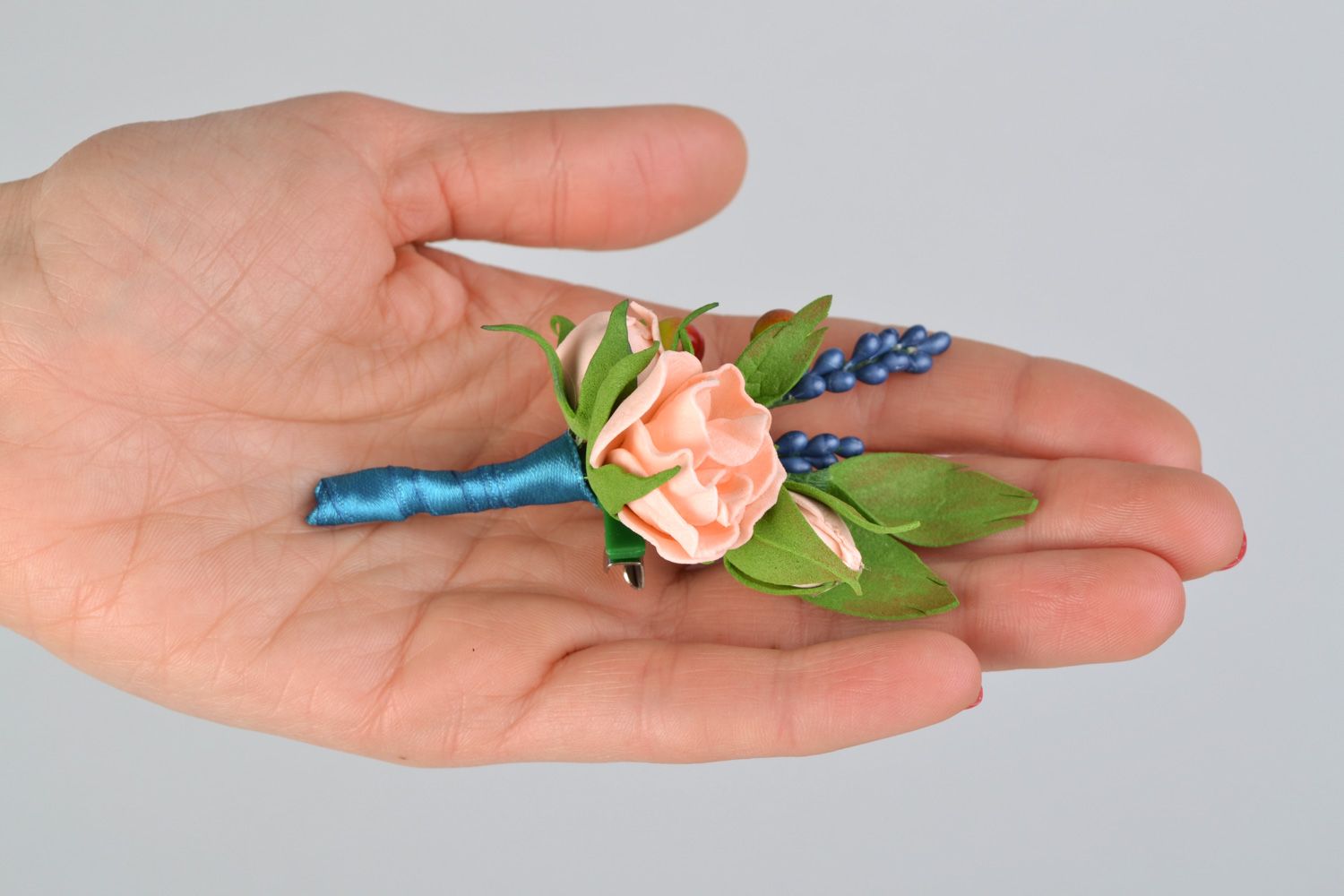Botonier de boda para damas o novio con flores artificiales hecho a mano de foam foto 2