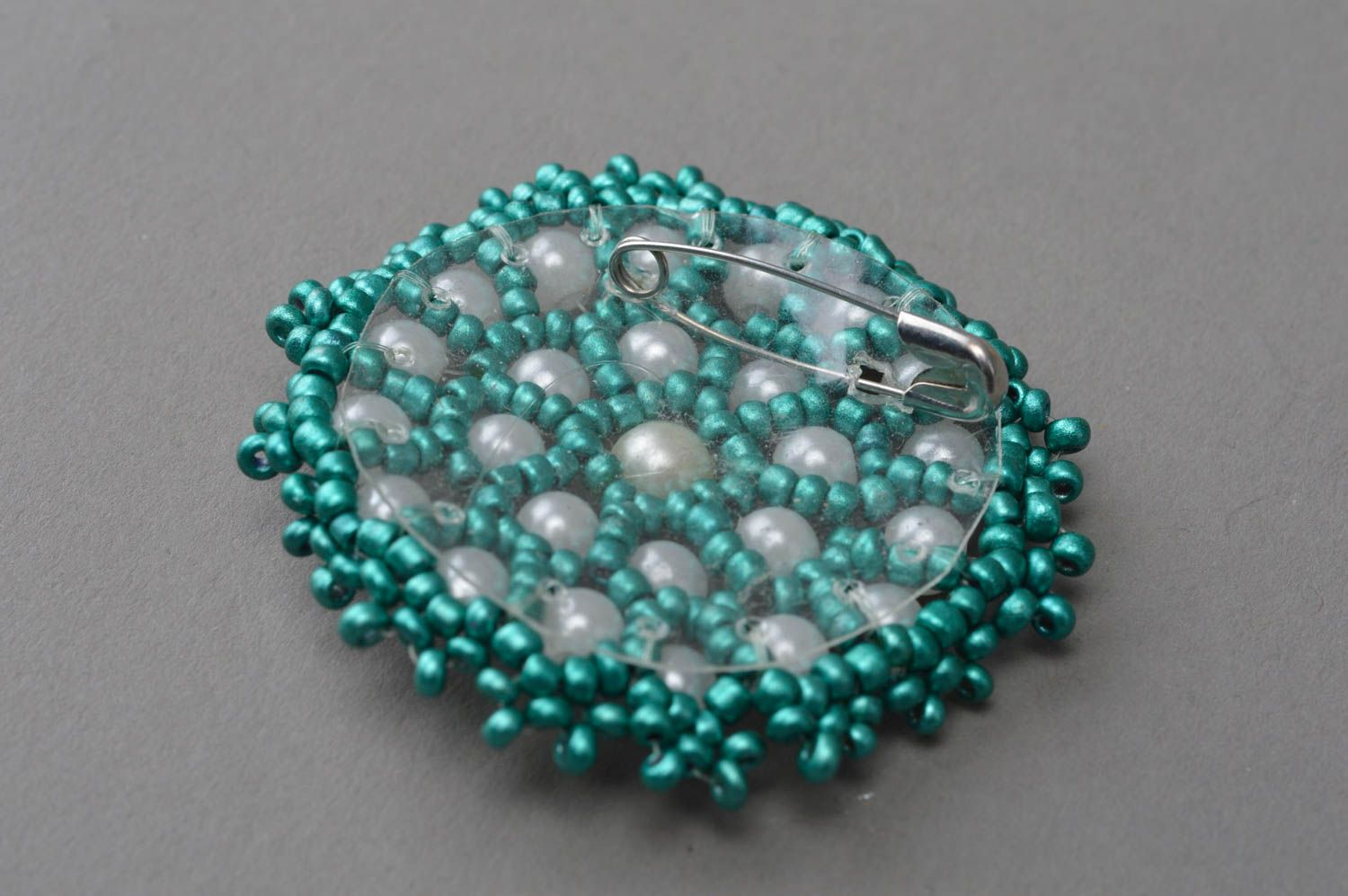 Stylish unusual handmade brooch woven of green and white beads in round shape photo 5