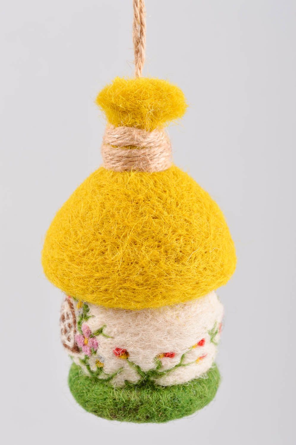 Juguete artesanal de lana de fieltro peluche para niños con ojal Casita  foto 5