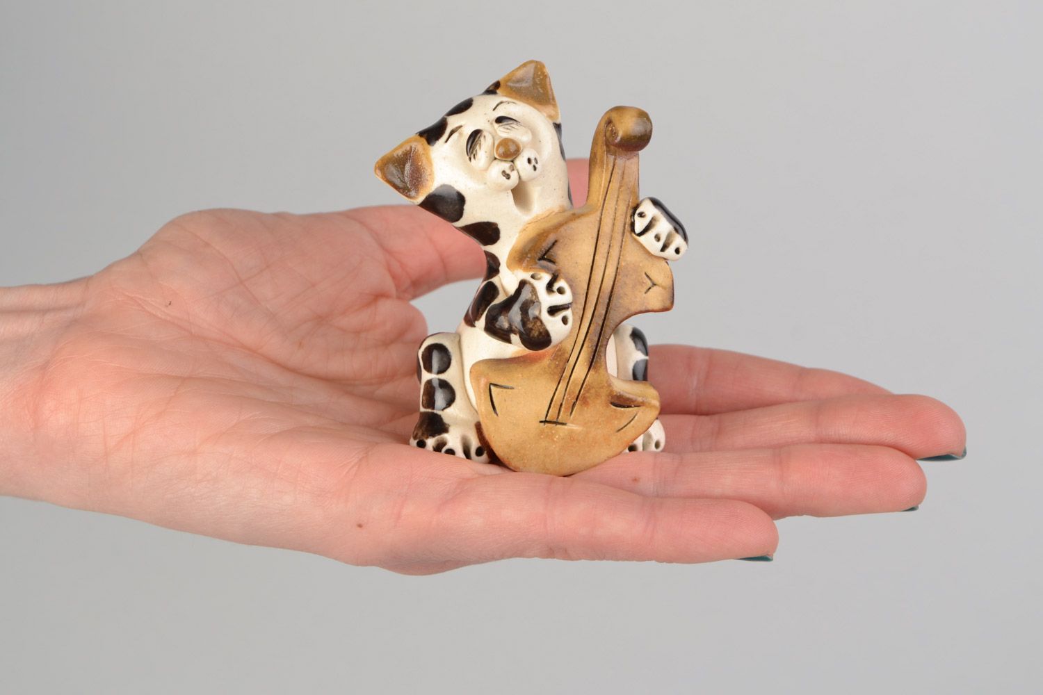 Kleine bemalte Deko Figur Katze aus Ton mit Cello Handarbeit  foto 2