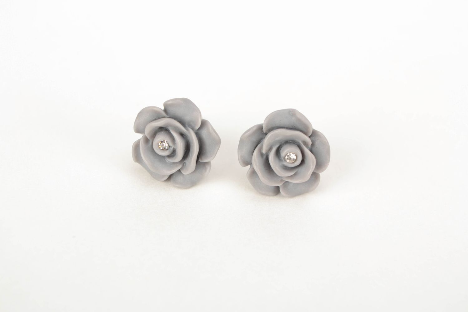 Boucles d'oreilles clous en pâte polymère Roses grises photo 3