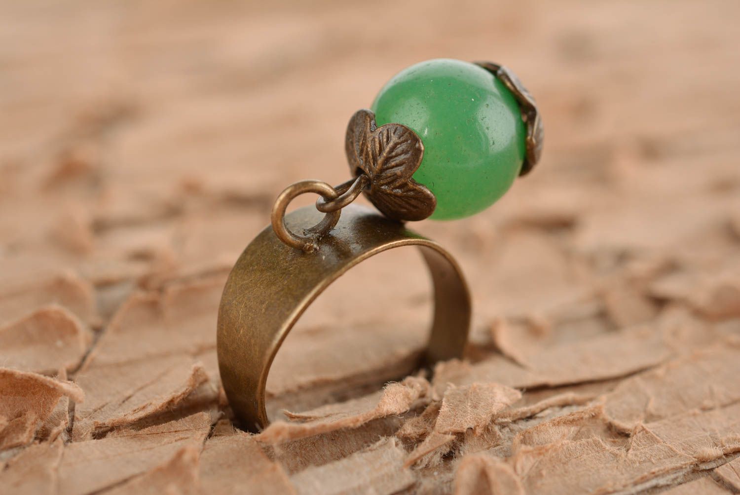 Украшение ручной работы красивое кольцо с бусиной необычное кольцо зеленое фото 1