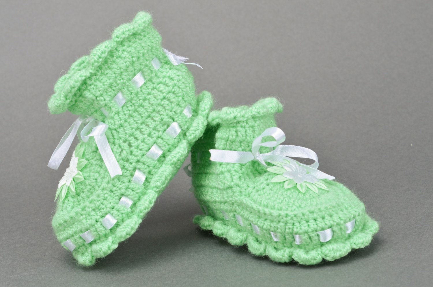 Patucos de bebé artesanales tejido a ganchillo de acrílico verdes claros con cinta para niño foto 2