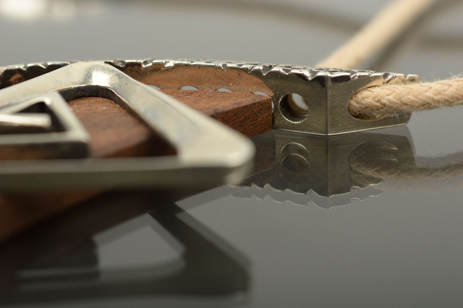 Аксессуар из дерева кулон ручной работы украшение на шею с металлом на шнурке фото 2