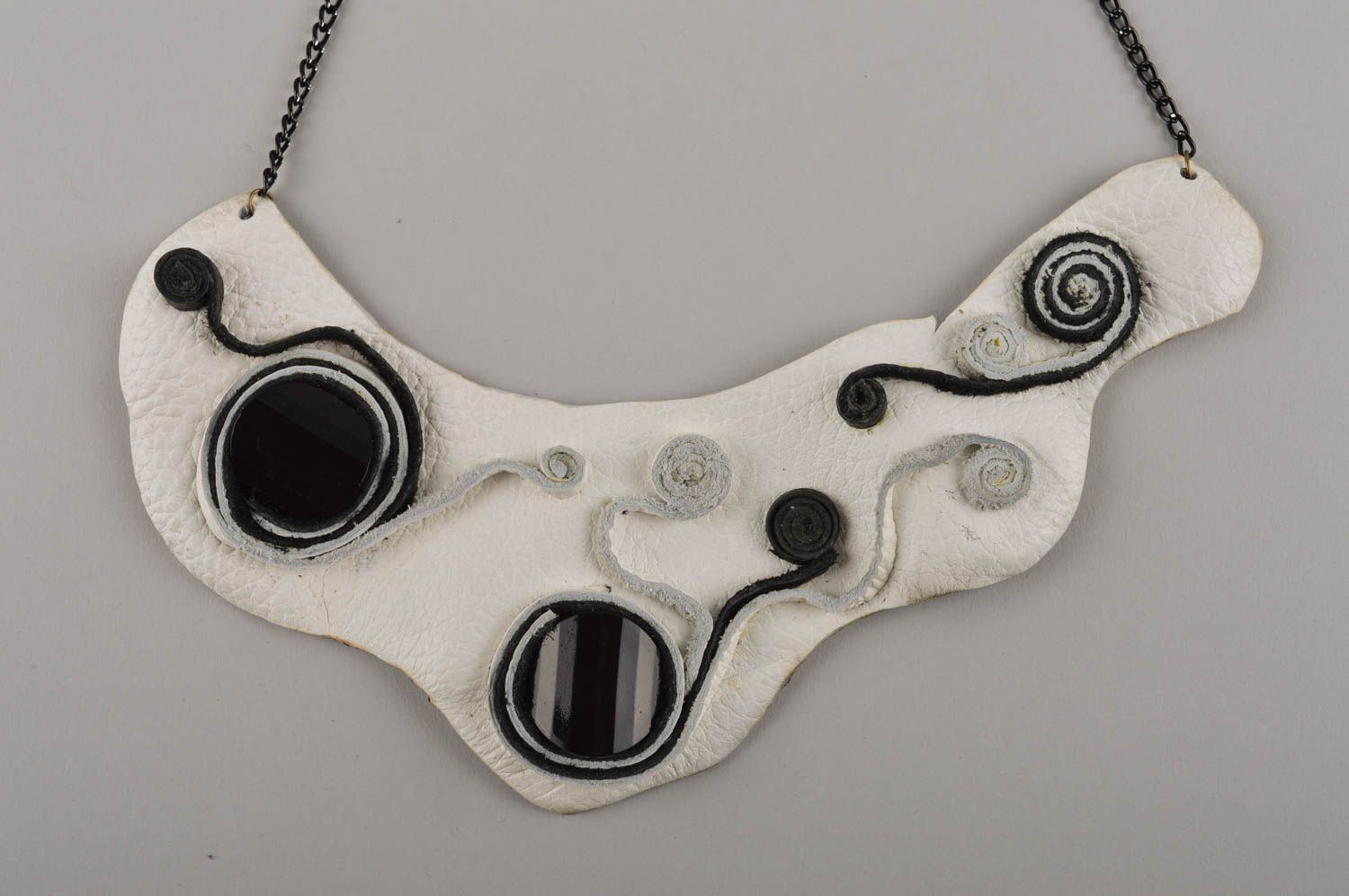 Collier en cuir Bijou fait main blanc noir sur chaîne métallique Cadeau femme photo 3
