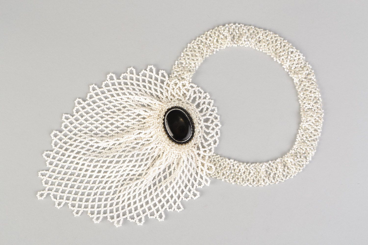 Originelles elegantes weißes Collier aus echten Steinen und Glasperlen handmade Schwan foto 3