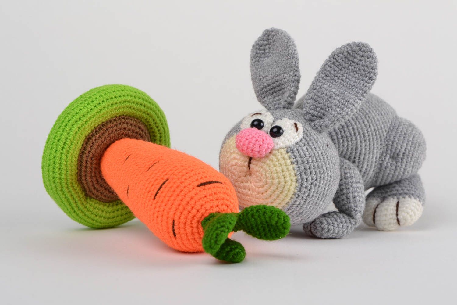 Мягкие вязаные игрушки ручной работы серый зайка с морковкой для детей 2 штуки фото 1