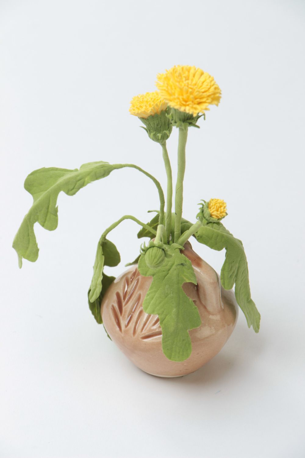 Gelbe handgemachte Blumen im Topf Löwenzähne aus Polymerton Komposition foto 4