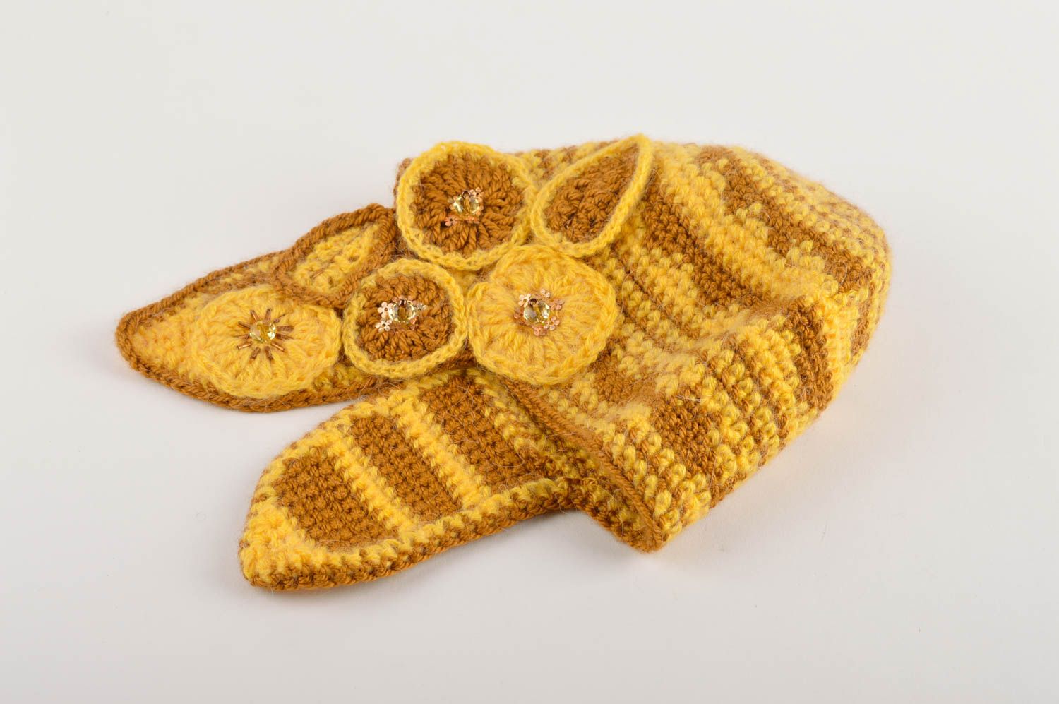 Зимняя шапка ручной работы шапка для девочек вязаная шапка желтая с цветочками фото 4