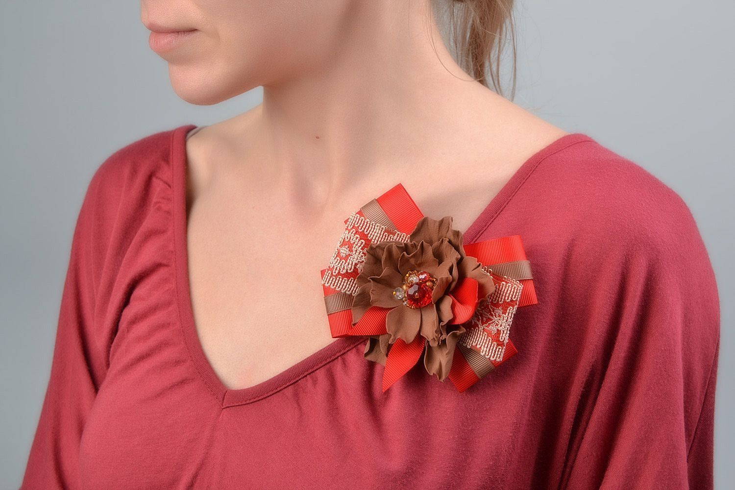 Pinza para el pelo broche de goma EVA y cinta con forma de lazo con flor artesanal roja foto 1
