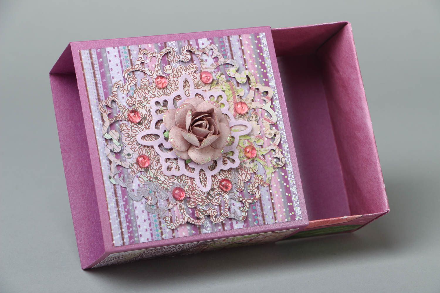 Boîte cadeau décorative faite main originale scrapbooking mauve avec fleur photo 3