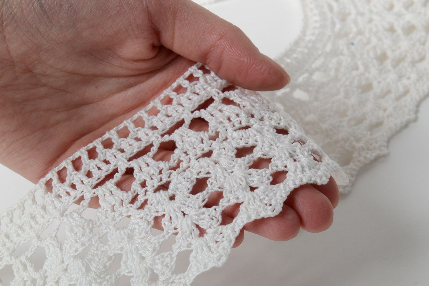 Handmade white lace detachable decorative collar crocheted of cotton threads photo 4