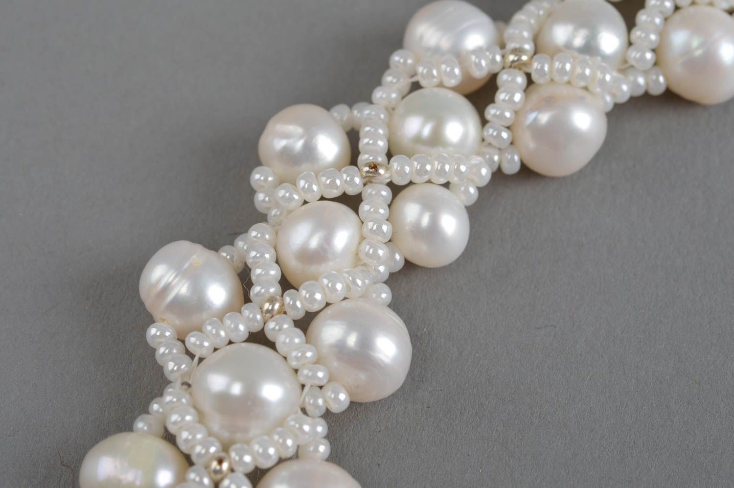 Weißes handgemachtes originelles festliches Collier aus Perlen für Damen foto 5