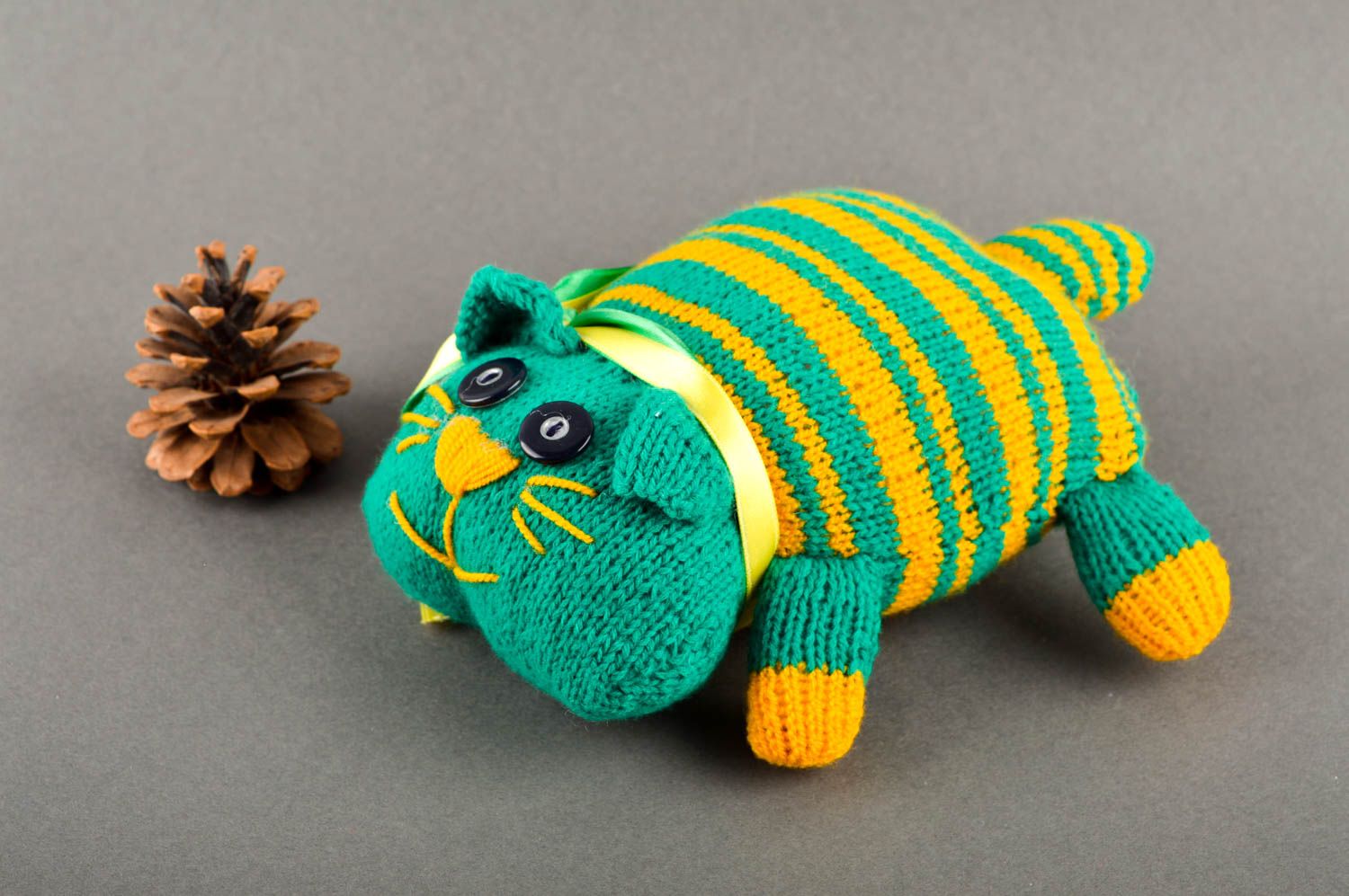 Peluche chat rayé Jouet tricot fait main bleu-jaune Cadeau pour enfant photo 1