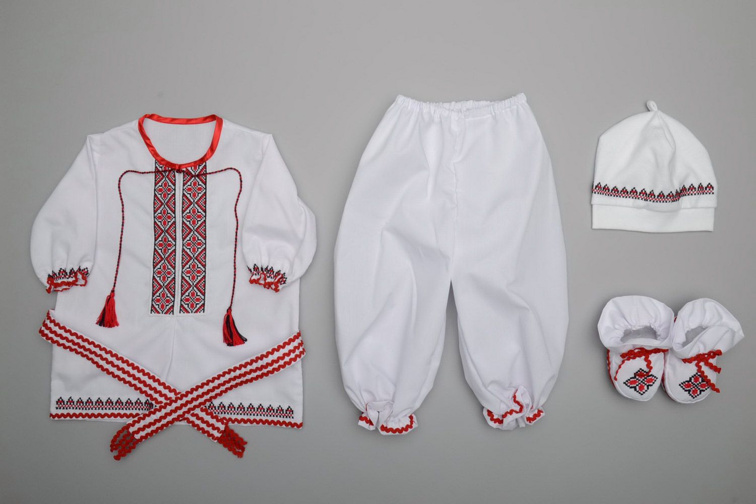 Комплект одежды для мальчика ручной работы вышиванка штаны пояс шапочка и пинетки фото 5