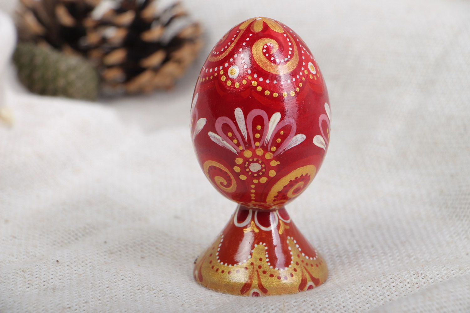 Huevo de Pascua artesanal pintado rojo dorado elegante foto 1