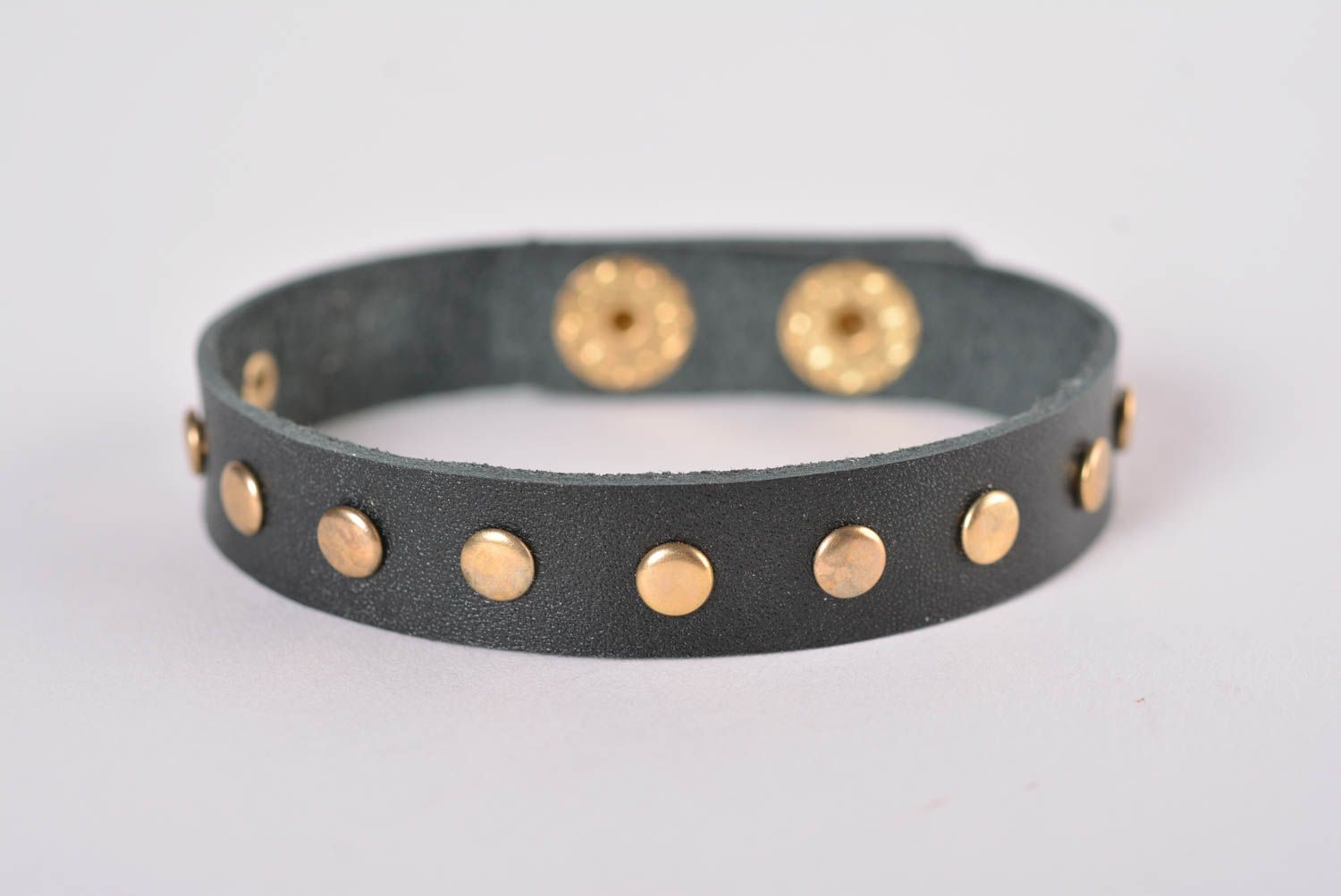 Bracelet cuir Bijou fait main noir avec éléments métalliques Accessoire design photo 1
