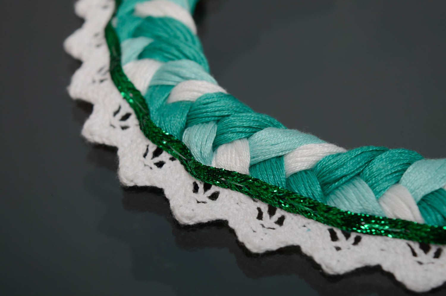 Green necklace made of moulin threads and lace photo 4