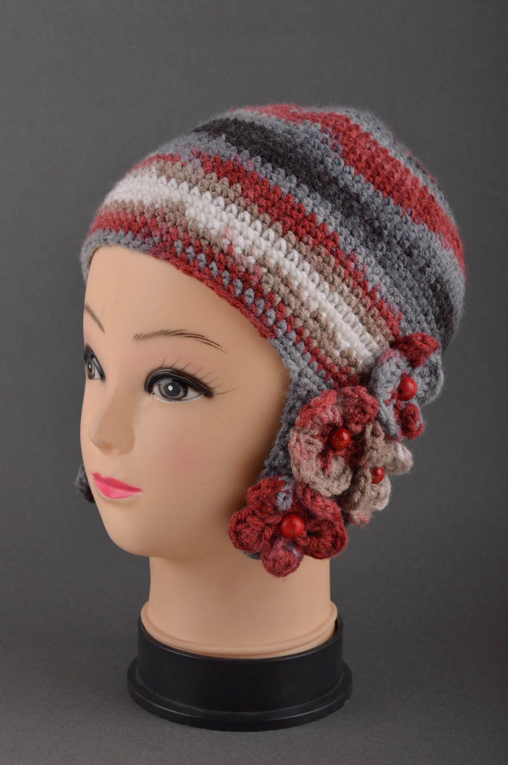Bonnet cache oreille fait main Chapeau d'hiver rayé Vêtement pour femme design photo 1