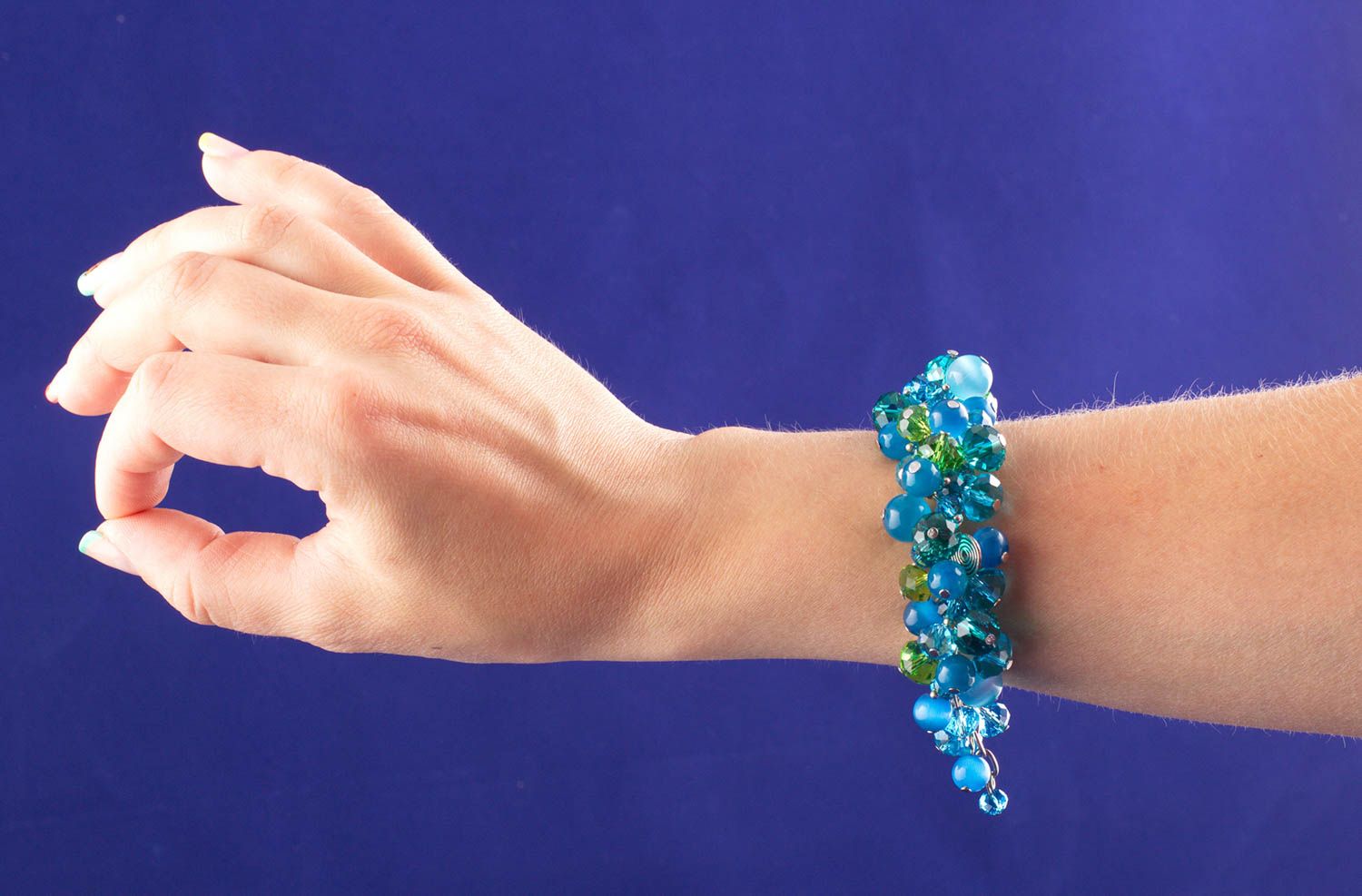 Handmade Designer Schmuck Frauen Accessoire blaues Armband mit Steinen foto 5