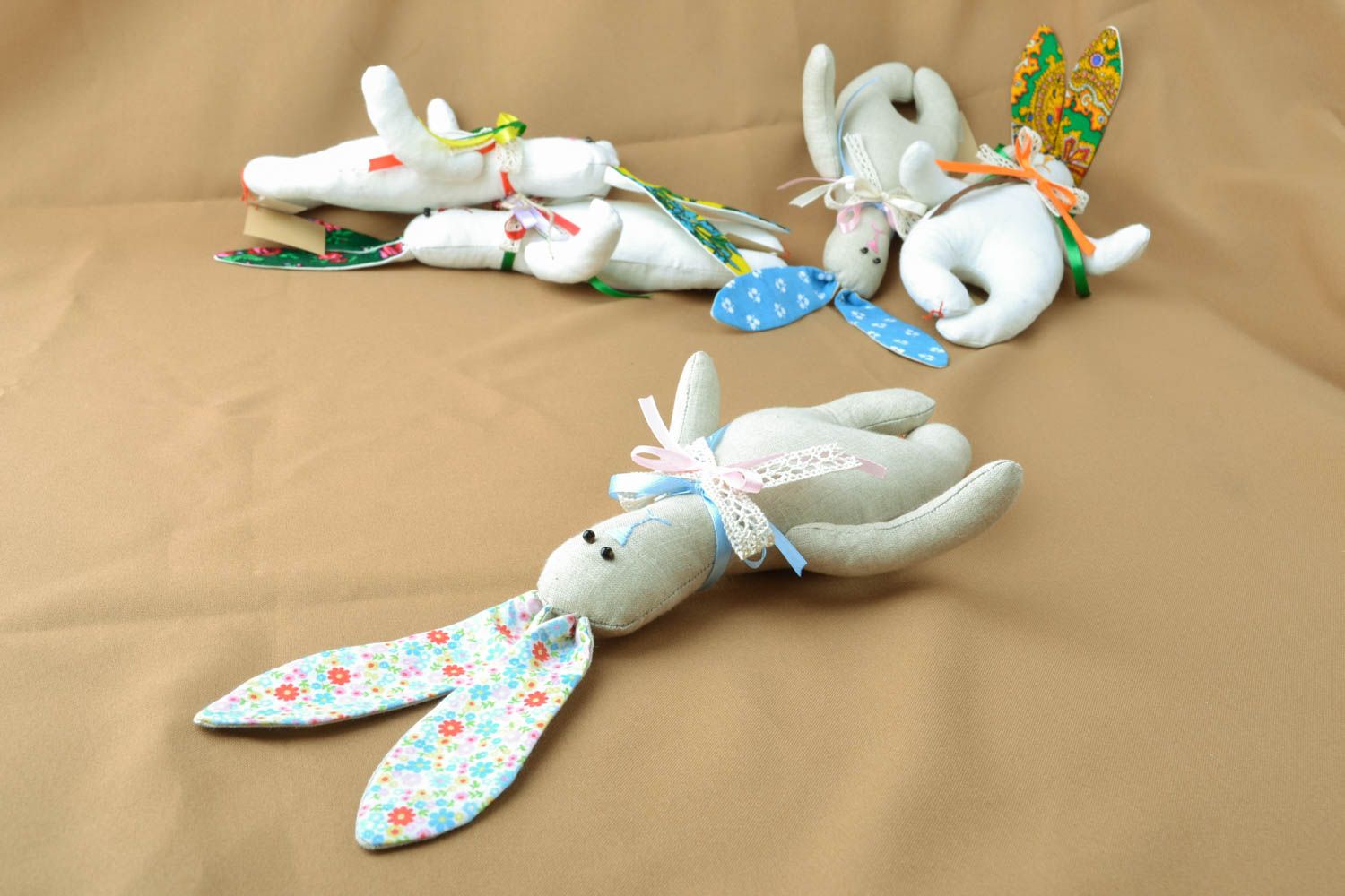 Peluche lapin de créateur faite main en tissu de coton et lin décoration maison photo 5
